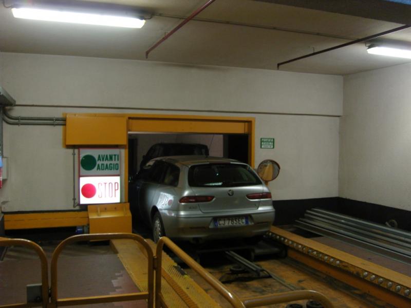 Vendesi Garage Box Posto Auto a Milano via santa sofia