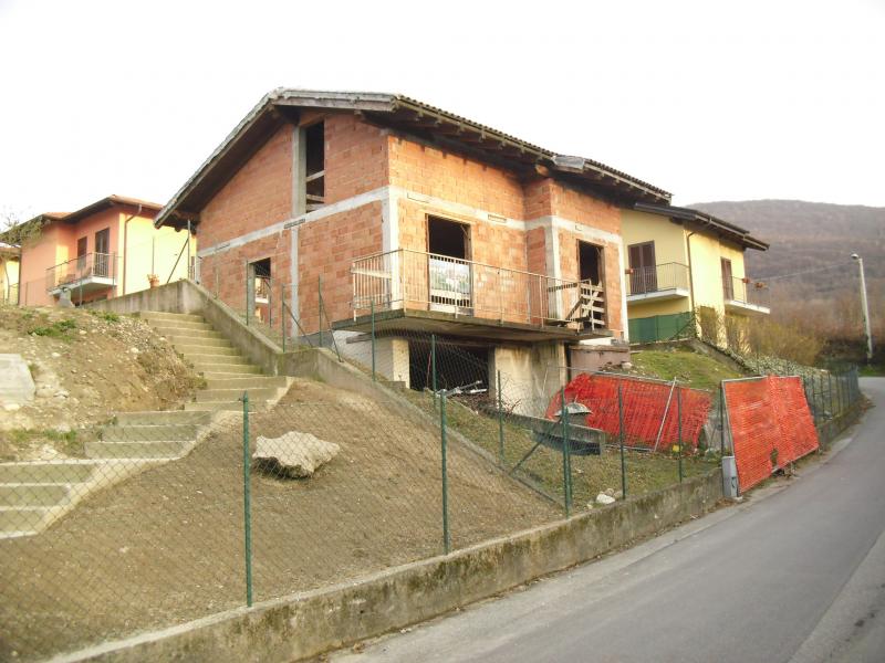 Vendesi Villa Singola Villino a Brezzo Di Bedero via panoramica
