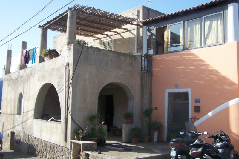 Vendesi Casa Indipendente a Lipari via pianoconte 98055 lipari