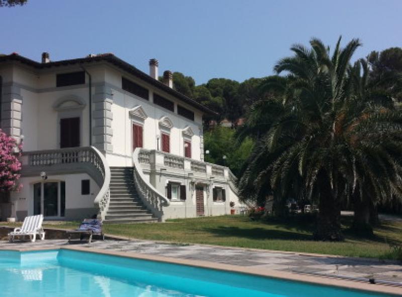 Vendesi Villa Singola Villino a Livorno aurelia