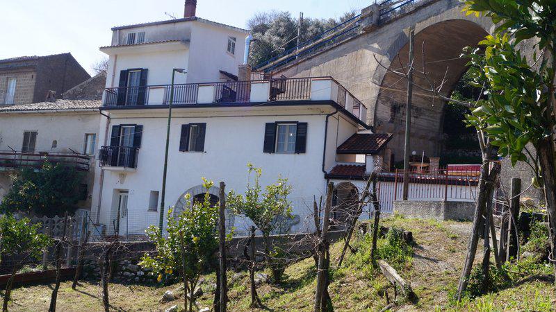 Vendesi Casa Semindipendente a Piana di Monte Verna via frumale
