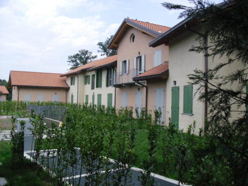 Vendesi Villa a Schiera a Ispra via milano