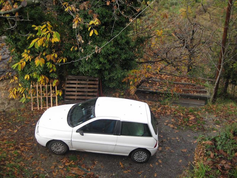terreno adibito a parcheggio,centrale. 
