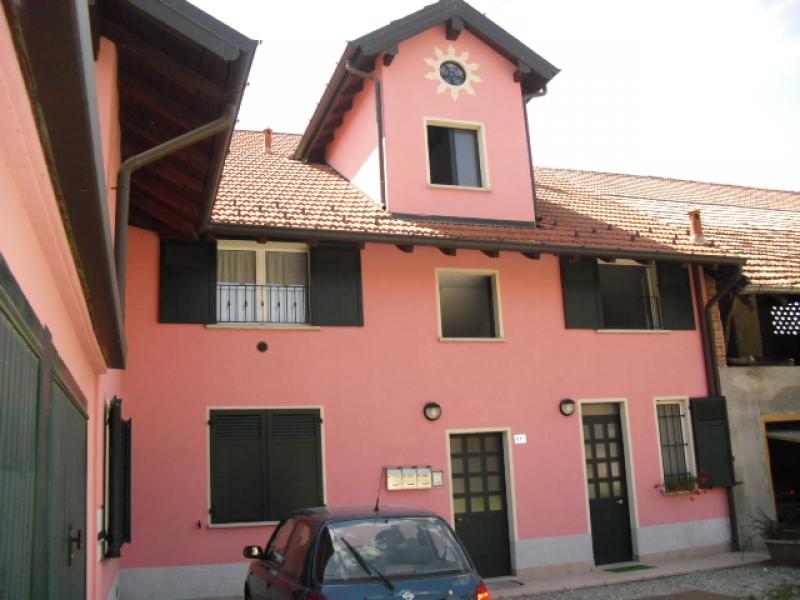 ranco,localita uponne affittasi ampio bilocale semi-arredato.