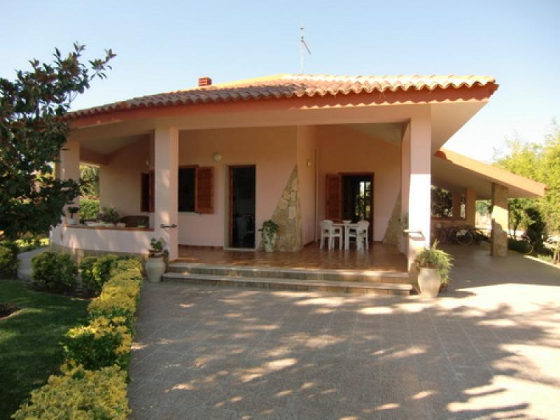 siracusa zona fanusa/milocca vendesi villa a circa 300 metri dal mare ia-3420