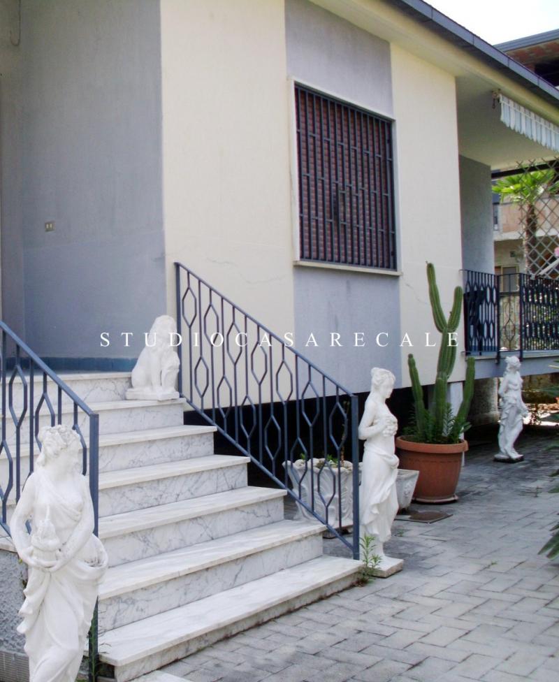 villa con giardino e seminterrato di 200 mq.