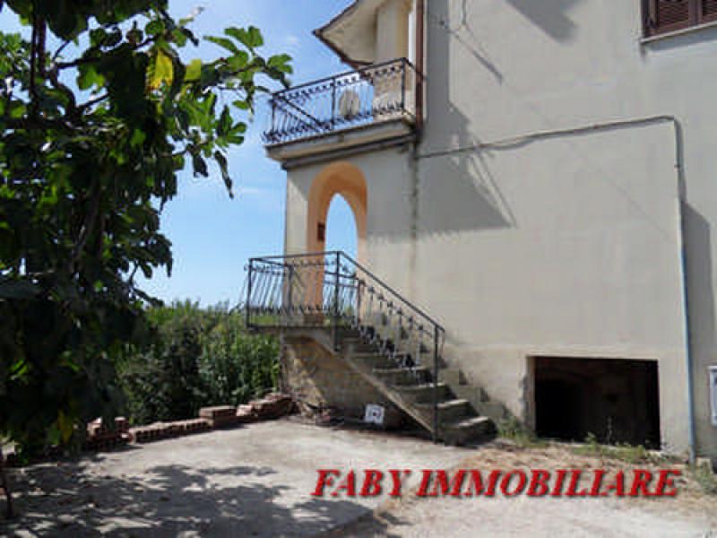fabbricato e terreno agricolo