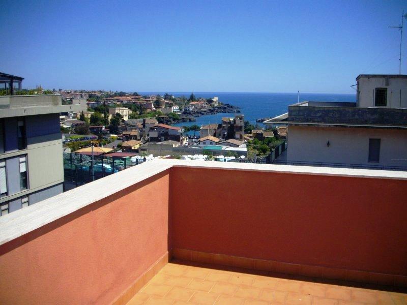 vendesi panoramicissimo attico vani 6  terrazza sul golfo di ognina