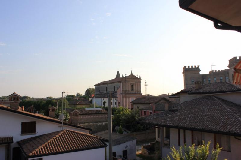 villa verticale centro paese vista castello