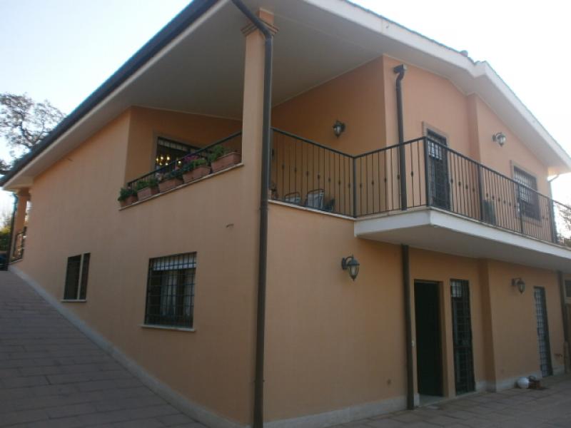 pomezia colli di enea villa unifamiliare di 250 mq. area esterna di 800 mq.