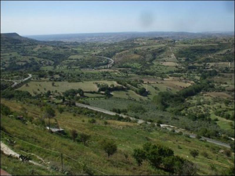 cassaro vendesi stabile in centro