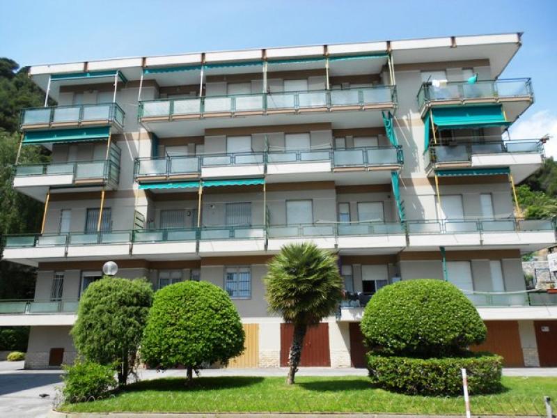 20 metri mare. monolocale attico ristrutturato balcone. posto auto.