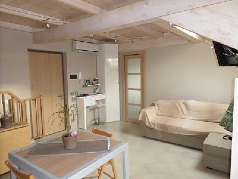 ladispoli attico/mansarda ristrutturata con tetto in legno bianco ed arredata vendesi