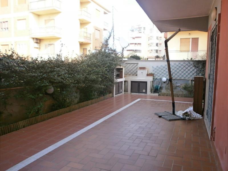 pomezia torvajanica l.m.sirene appartamento p. terra con giardino