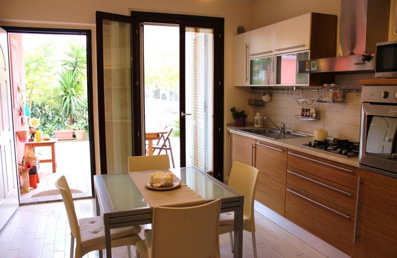 porto recanati vendesi casa ingresso indipendente a due passi dal mare con giardino e corte