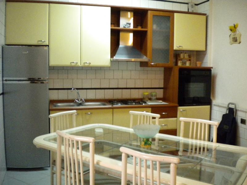 fitto appartamento in napoli - largo ecce homo - completamente arredato, composto da cucina living,