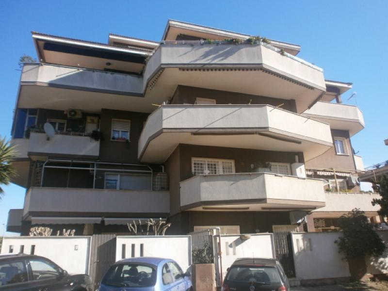 torvaianica centro appartamento p.terra con giardino 220 mq.