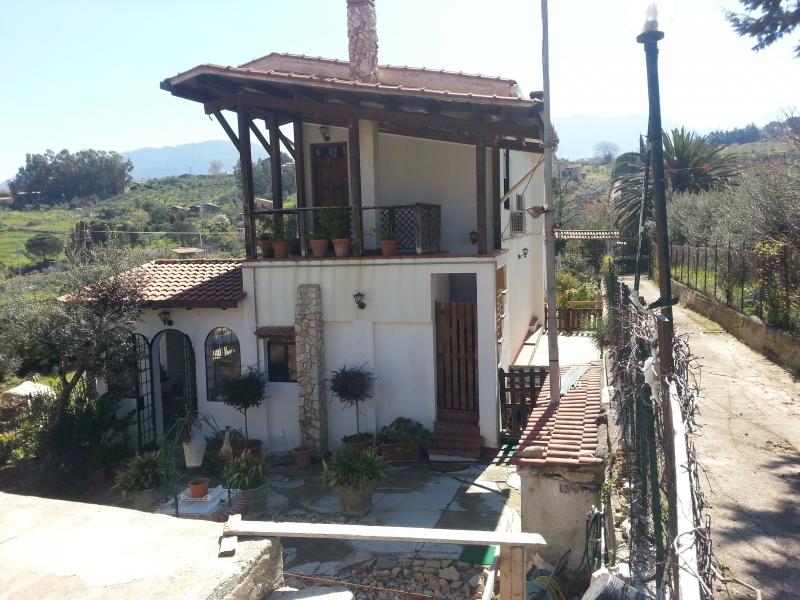 villa bifamiliare su due elevazioni con portico e giardino rif 21/14
