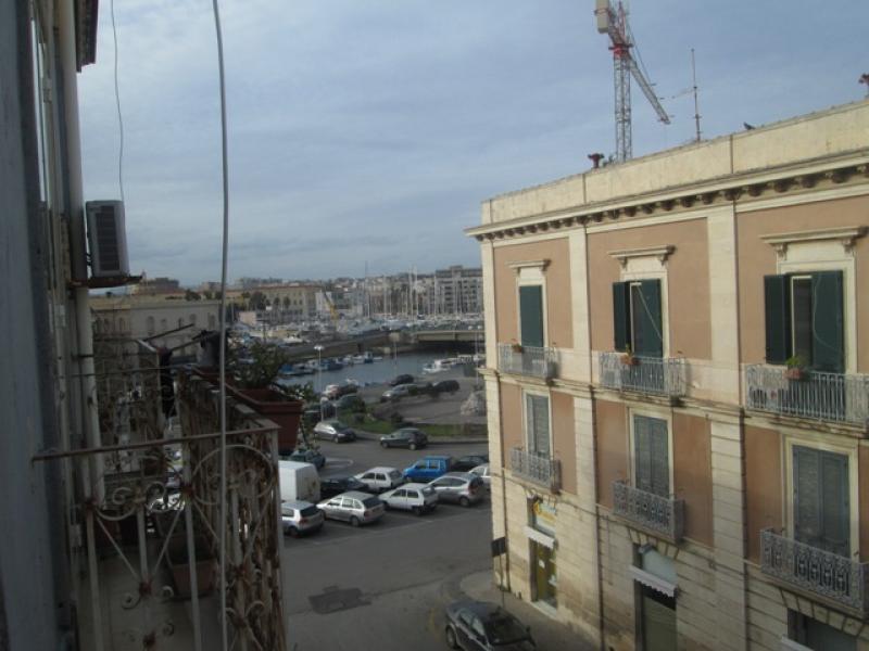 siracusa centro storico particolare posizione con vista mare