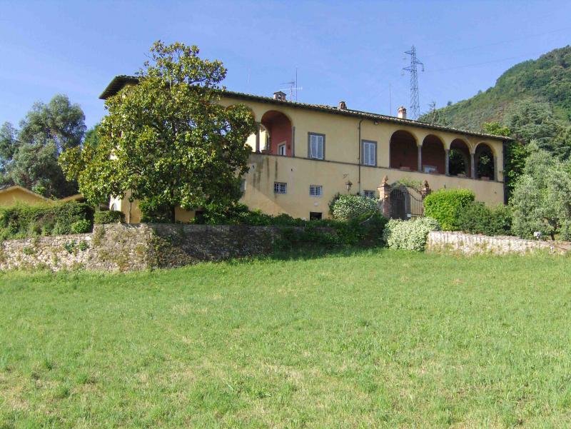 Vendesi Villa Singola Villino a Lucca zona sud
