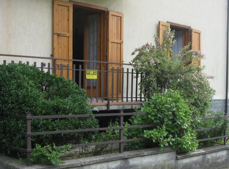 bilocale in montagna con giardino in posizione splendida, ideale per villeggiatura.