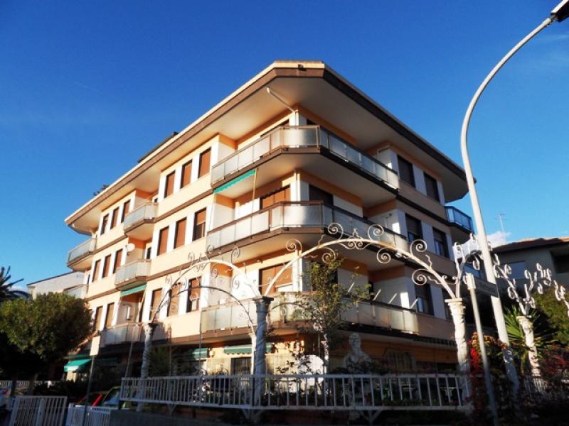 loano, zona poeti bassa, bilocale con balconata vista parco. posto auto.