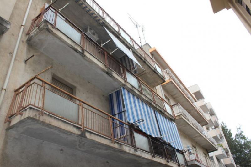 via padre catanoso, in stabile da ristrutturare, vende bilocali e trilocale