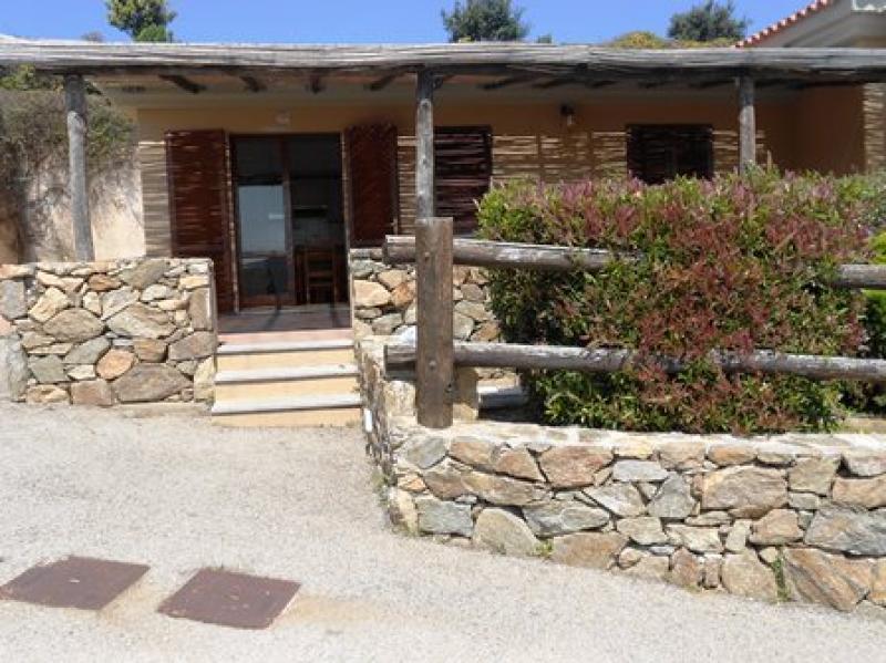 vista mare mozzafiato nei trilocali di porto mannu, con poso auto e giardino di proprietà 