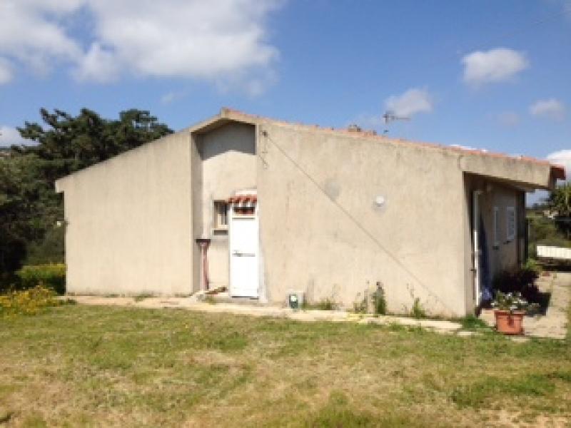 soluzione indipendente di circa mq 160, su due livelli, in un ottima posizione a palau, in campagna.