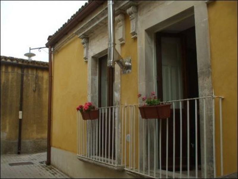 siracusa, palazzolo acreide, vendesi indipendente ristrutturato