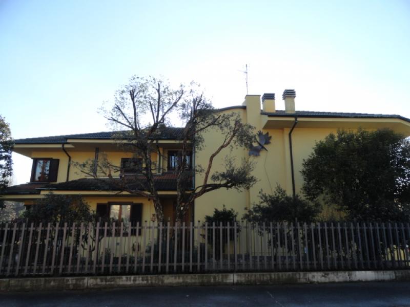 Vendesi Villa Singola Villino a Desio via roma