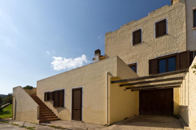 villa a chia divisa in due abitazioni