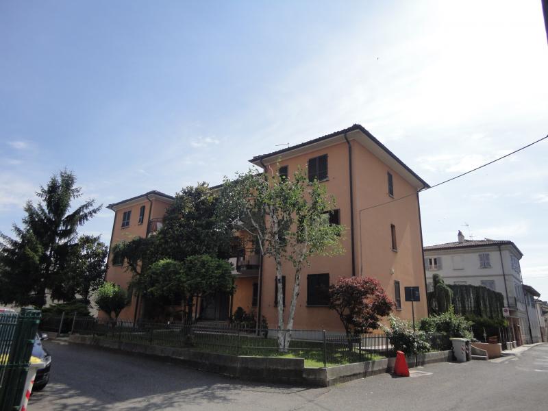 castel san giovanni, pieno centro storico, quadrilocale ampia metratura