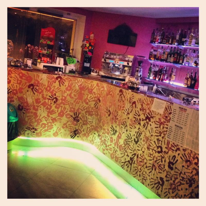 vendita bar in zona residenziale con ampio giardino a porto san giorgio