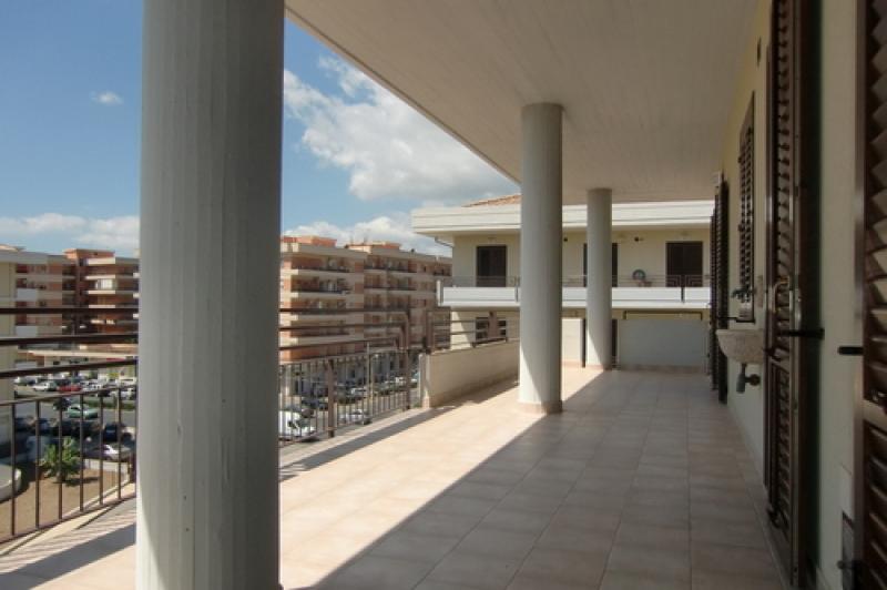 siracusa vendesi lussuoso appartamento con mansarda in viale scala greca
