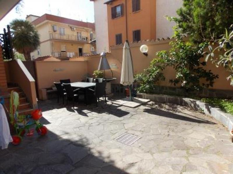 vendo appartamento acilia ottime finiture e ampio giardino privato