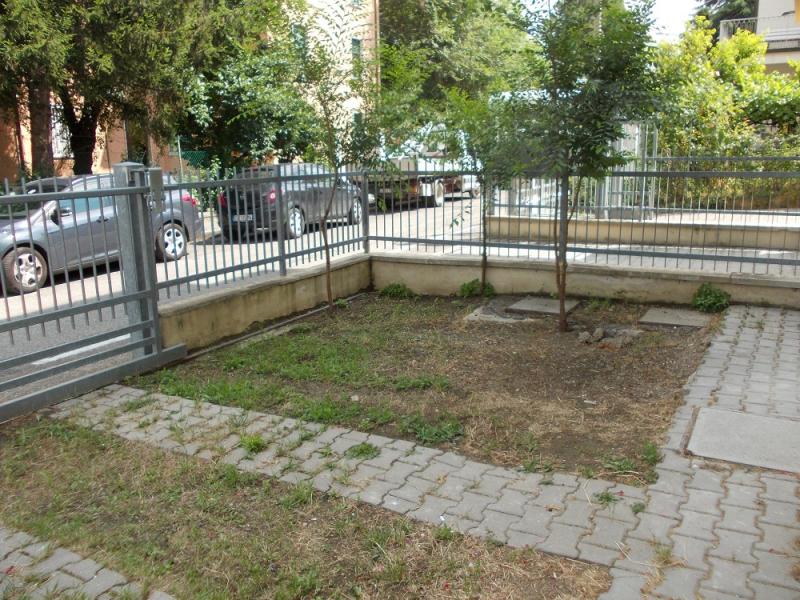 via pacinotti appartamento con giardino e posto auto