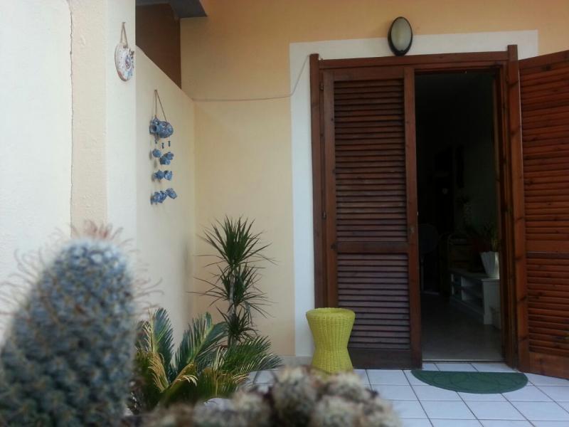 villasimius.2 km dal mare. graziosa villetta a schiera 50 mq. tipologia bivano. 4 posti letto