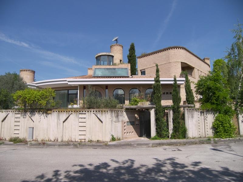 Vendesi Villa Singola Villino a Jesi zona murri