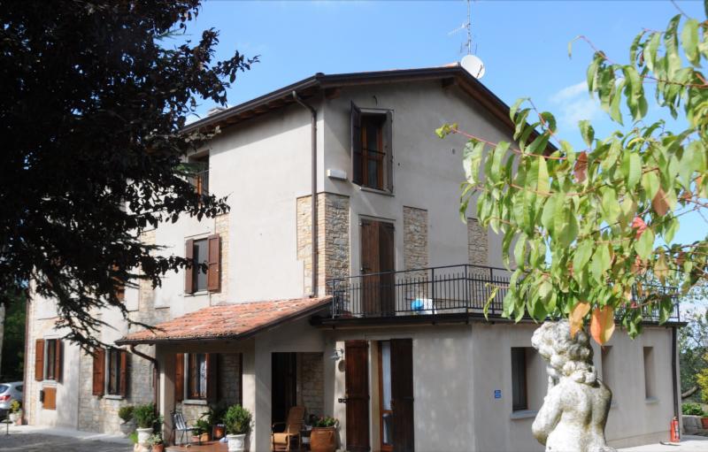vendita rustico in sasso ristrutturato con tre appartamenti