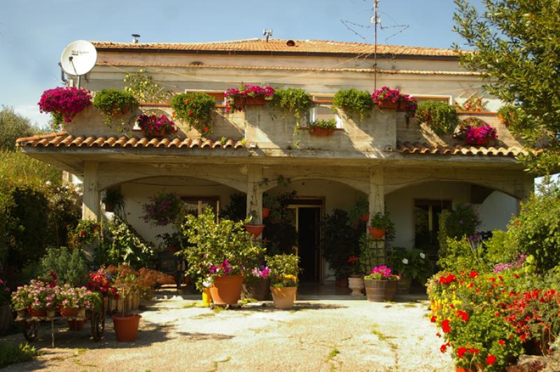 villa con giardino e terreno montefino