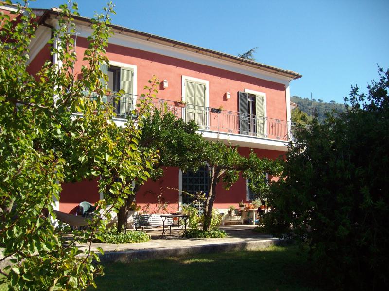 Vendesi Villa Singola Villino a Salerno via montestella