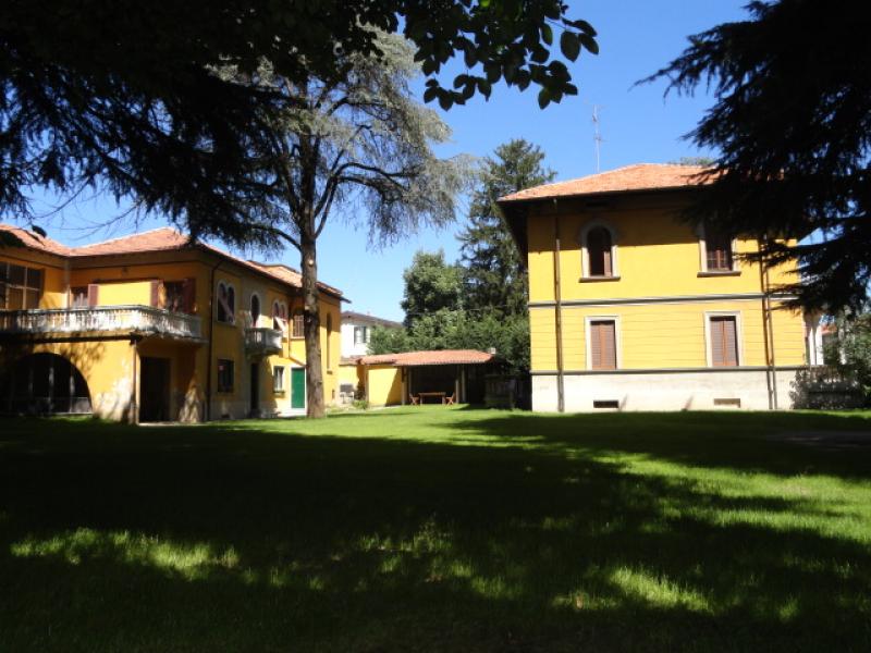 Vendesi Villa Singola Villino a Biassono piazza della chiesa