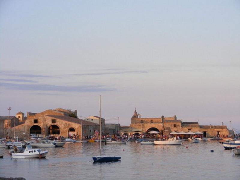 siracusa, marzamemi, vendesi caratteristico locale sul mare