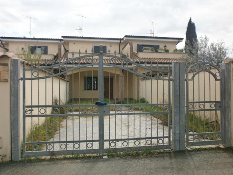 Vendesi Villa a Schiera a Pomezia via margherite