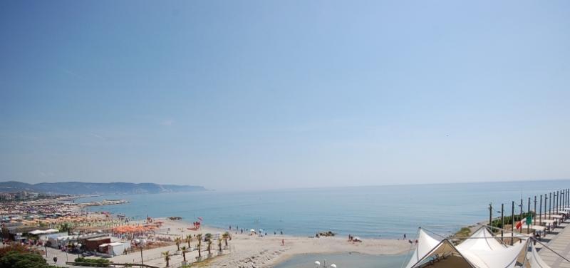 passeggiata pedonale. bilocale ristrutturato vista mare.