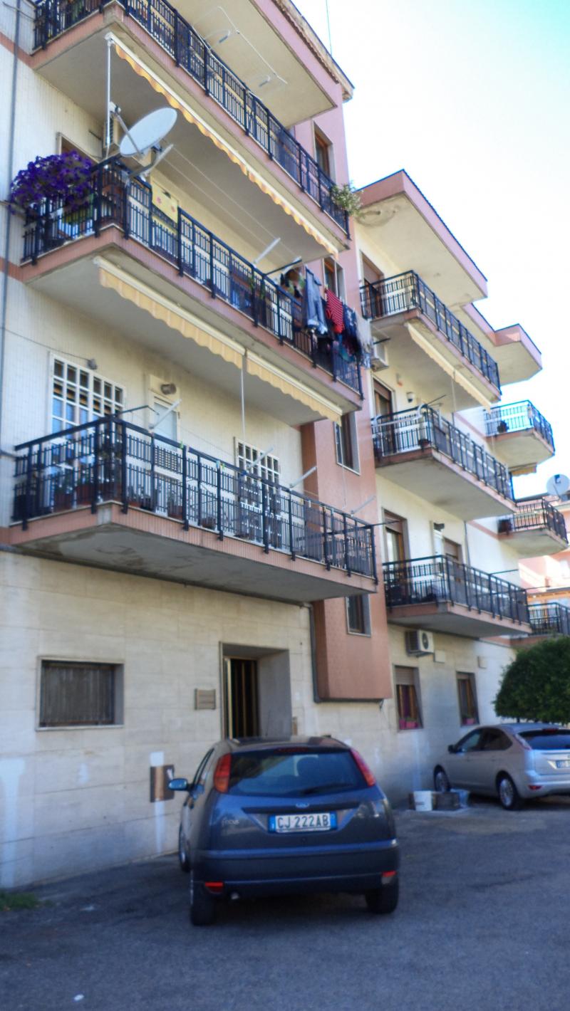 fittasi appartamento di 200 mq a roges di rende per uso anche ufficio o associazioni.