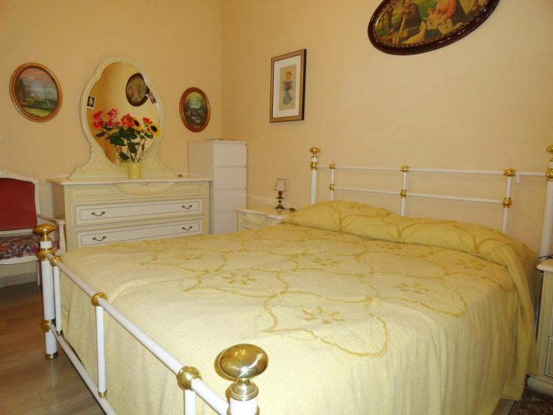 100 metri mare zona ponti. ampio bilocale con terrazzo angolare.