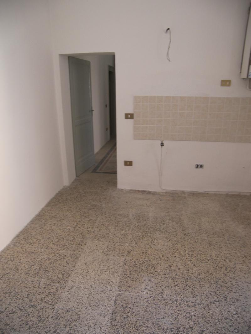 j25399 jesi: affittiamo mq.50 in piccolo condominio
