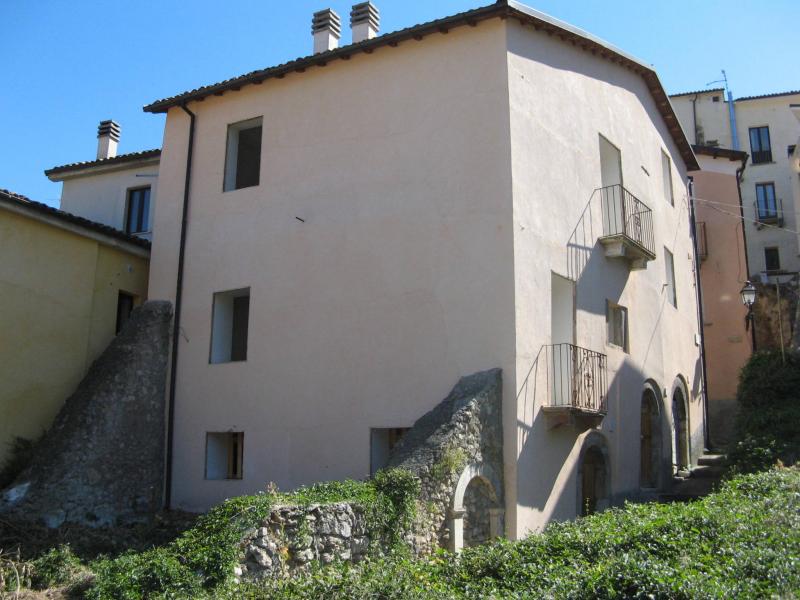 bugnara aq: vendesi intera casa semi-ristrutturata,da completare